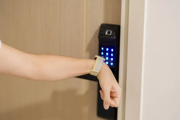 집이나 아파트에서 디지털 문잠금을 스마트 워치를 Nfc Technology Fingerprint Scan — 스톡 사진