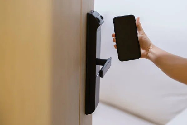 Mano Usando Teléfono Inteligente Para Abrir Cerradura Puerta Digital Casa — Foto de Stock