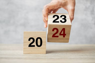 2023 'ten 2024' e kadar olan el çevirme bloğu masada. Çözüm, strateji, plan, hedef, motivasyon, yeniden başlatma, iş ve yeni yıl tatili kavramları