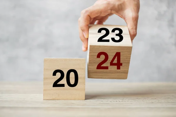 2023 'ten 2024' e kadar olan el çevirme bloğu masada. Çözüm, strateji, plan, hedef, motivasyon, yeniden başlatma, iş ve yeni yıl tatili kavramları