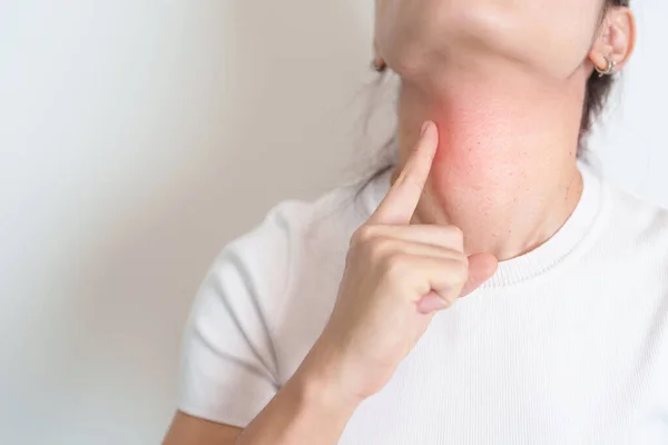 Tiroid Bezi Hastalığını Kontrol Eden Kadın Ele Tutuşmak Boyun Ağrısı — Stok fotoğraf