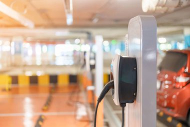 Elektrikli araba şarj istasyonu istasyonunda şarj oluyor. Yeşil enerji gücü, çevre dostu alternatif, teknoloji ve çevre kavramları