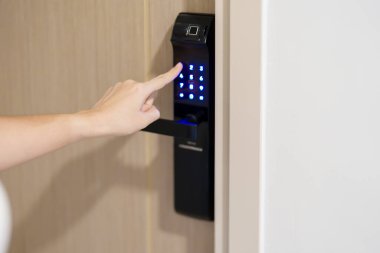 Evdeki ya da dairedeki kapıyı açarken ya da kapatırken akıllı dijital kapı kilidi için PIN numarası. NFC Teknoloji, Parmak izi taraması, anahtar kartı, akıllı telefon ve irtibatsız yaşam tarzı kavramları