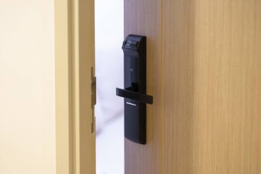 Evdeki ya da dairedeki kapıyı açarken ya da kapatırken akıllı dijital kapı kilidi. NFC Teknoloji, Parmak izi taraması, anahtar kartı, PIN numarası, akıllı telefon, elektrik ve irtibatsız yaşam tarzı kavramları