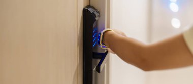 Evde ya da dairede dijital kapı kilidi açmak için el kamerası kullanıyor. NFC Teknoloji, Parmak izi taraması, anahtar kartı, PIN numarası, akıllı telefon, elektrik ve irtibatsız yaşam tarzı kavramları