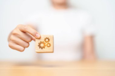 İş hedefi, strateji, takım çalışması, hedef, görev, eylem, hedef, amaç, beyin fırtınası ve başarı kavramına sahip el ele tutuşma engeli