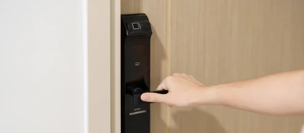 집이나 아파트에서 열거나 스마트 디지털 도어잠금을 Nfc Technology Fingerprint Scan — 스톡 사진