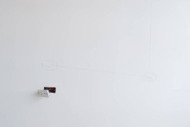 Alçı altındaki elektrik kabloları, bir betona giden soket için gizli tesisat kabloları. Ev ve konutların yenilenmesi, onarımı ve geliştirilmesi