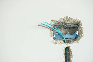 Alçı altındaki elektrik kabloları, bir betona giden soket için gizli tesisat kabloları. Ev ve konutların yenilenmesi, onarımı ve geliştirilmesi