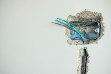 Alçı altındaki elektrik kabloları, bir betona giden soket için gizli tesisat kabloları. Ev ve konutların yenilenmesi, onarımı ve geliştirilmesi