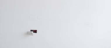 Alçı altındaki elektrik kabloları, bir betona giden soket için gizli tesisat kabloları. Ev ve konutların yenilenmesi, onarımı ve geliştirilmesi