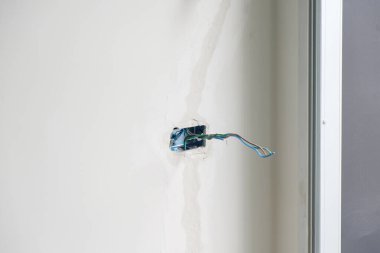 Alçı altındaki elektrik kabloları, bir betona giden soket için gizli tesisat kabloları. Ev ve konutların yenilenmesi, onarımı ve geliştirilmesi