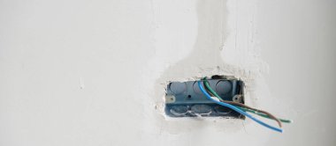 Alçı altındaki elektrik kabloları, bir betona giden soket için gizli tesisat kabloları. Ev ve konutların yenilenmesi, onarımı ve geliştirilmesi