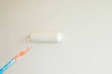 Duvarı boya fırçasıyla boyayan boyacı adam. Ev ya da dairenin yenilenmesi, bakımı ve geliştirilmesi