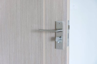 Kapıyı açmak ya da kapatmak arasındaki ahşap kapı tokmağı.