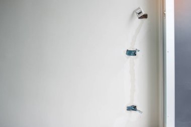 Alçı altındaki elektrik kabloları, bir betona giden soket için gizli tesisat kabloları. Ev ve konutların yenilenmesi, onarımı ve geliştirilmesi