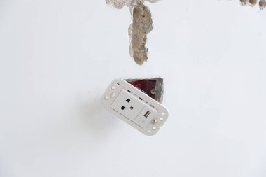 Alçı altındaki elektrik kabloları, bir betona giden soket için gizli tesisat kabloları. Ev ve konutların yenilenmesi, onarımı ve geliştirilmesi