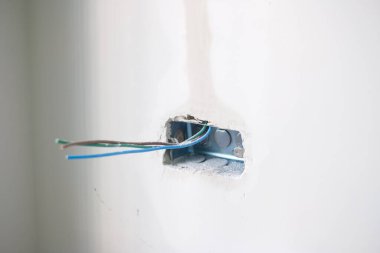 Alçı altındaki elektrik kabloları, bir betona giden soket için gizli tesisat kabloları. Ev ve konutların yenilenmesi, onarımı ve geliştirilmesi