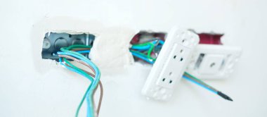 Alçı altındaki elektrik kabloları, bir betona giden soket için gizli tesisat kabloları. Ev ve konutların yenilenmesi, onarımı ve geliştirilmesi