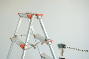 İnşaat alanındaki merdiven. Ev ve konutların yenilenmesi, onarımı ve geliştirilmesi