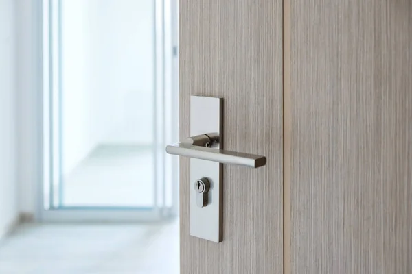 stock image Closeup doorknob of wooden door between open or close the door