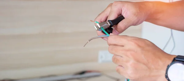 Eletricista Corta Fios Elétricos Com Alicate Instalação Cabos Fiação Para — Fotografia de Stock