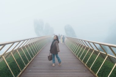 Bayan Gezgin, Ba Na Tepeleri 'nin tepesindeki Altın Köprü' yü geziyor. Şehir simgesi ve popüler. Vietnam ve Güneydoğu Asya seyahat kavramı