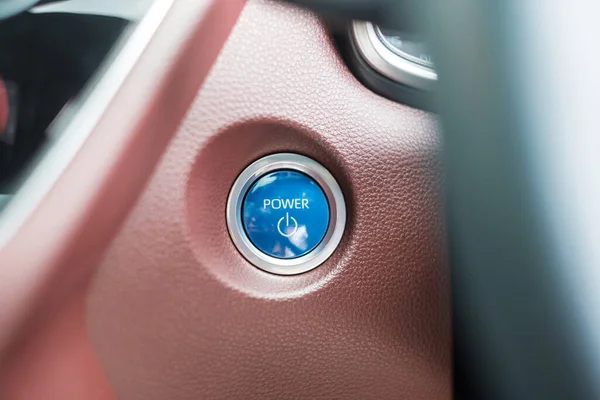 手指按下现代电动汽车内的汽车点火按钮或Start发动机 无钥匙 创新和未来概念 — 图库照片