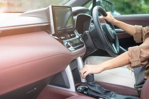 Woman Driver Stick Shift Transmission Car Gear Hand Controlling Steering — Zdjęcie stockowe