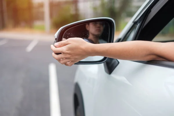 Mulher Motorista Ajustando Vista Lateral Espelho Carro Conceitos Viagem Viagem — Fotografia de Stock