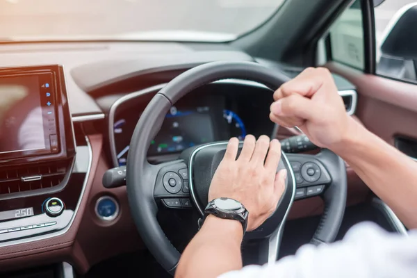 驾驶汽车的人在交通路上开车时按喇叭 手控方向盘 旅行和安全运输概念 — 图库照片