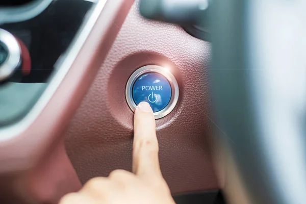 手指按下现代电动汽车内的汽车点火按钮或Start发动机 无钥匙 创新和未来概念 — 图库照片