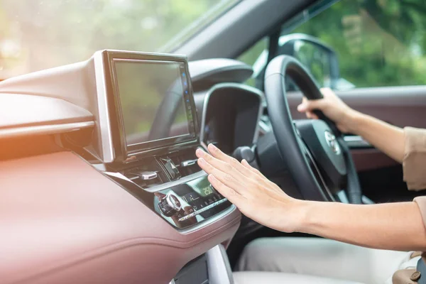 Mulher Mão Verificando Que Flui Durante Condução Carro Estrada Condicionado — Fotografia de Stock
