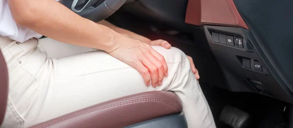 Kobieta Zwichniętym Kolanem Podczas Prowadzenia Samochodu Przez Długi Czas Zespołem — Zdjęcie stockowe