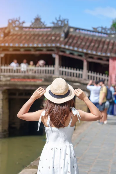 Mulher Viajante Visitando Ponte Coberta Japonesa Templo Cau Hoi Uma — Fotografia de Stock