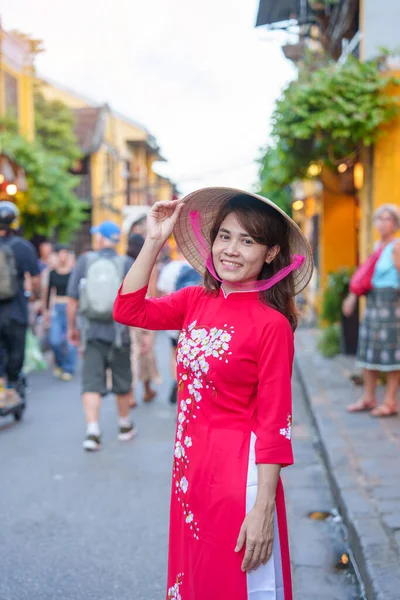 Mutlu Kadın Dai Vietnamlı Elbisesi Giyiyor Asyalı Gezgin Hoi Geziyor — Stok fotoğraf