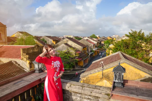 Happy Woman Wearing Dai Vietnamese Dress Traveler Sightseeing View Rooftop — Fotografia de Stock