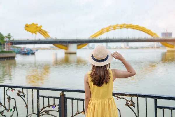 Mulher Viajante Com Vestido Amarelo Visitando Nang Turista Visitando Vista — Fotografia de Stock