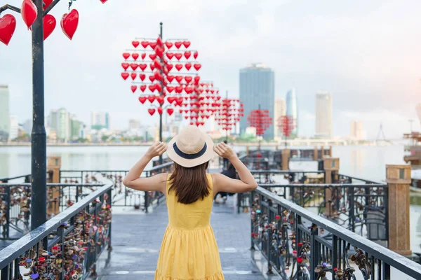 Mulher Viajante Com Vestido Amarelo Visitando Nang Passeios Turísticos Love — Fotografia de Stock