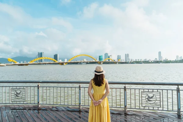 Mulher Viajante Com Vestido Amarelo Visitando Cidade Nang Turista Que — Fotografia de Stock