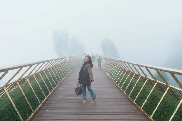 Kvinna Resenär Sightseeing Golden Bridge Toppen Hills Landmärke Och Populär — Stockfoto