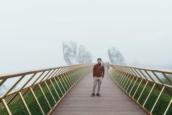 Man Traveler Sightseeing Ponte Dourada Topo Hills Marco Popular Vietname — Fotografia de Stock