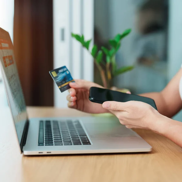 Kvinna Hand Hålla Kreditkort Och Använda Bärbar Dator Med Mobiltelefon — Stockfoto