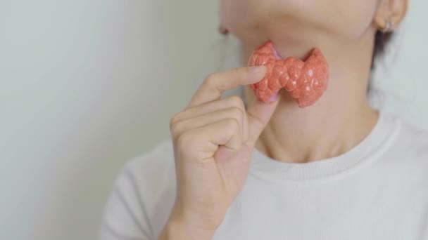 Wanita Memegang Model Anatomi Manusia Thyroid Dengan Neck Nya Hipertiroidisme — Stok Video