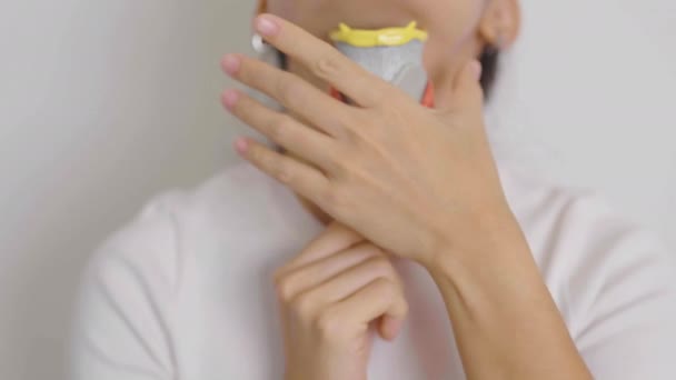 Femme Tenant Modèle Anatomie Thyroïdienne Humaine Avec Son Cou Hyperthyroïdie — Video