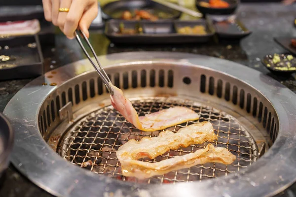 Ruční Grilování Vepřového Masa Sporáku Slouží Restauraci Japonské Jídlo Korejský — Stock fotografie