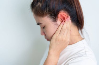 Acılı Kulağını tutan kadın. Kulak hastalığı, Atresia, Otitis Medya, Enflasyon, Pertorated Eardrum, Meniere Sendromu, otolaryngolog, Yaşlanan İşitme Kaybı ve Sağlık Konsepti