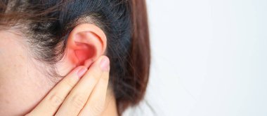 Acılı Kulağını tutan kadın. Kulak hastalığı, Atresia, Otitis Medya, Enflasyon, Pertorated Eardrum, Meniere Sendromu, otolaryngolog, Yaşlanan İşitme Kaybı ve Sağlık Konsepti