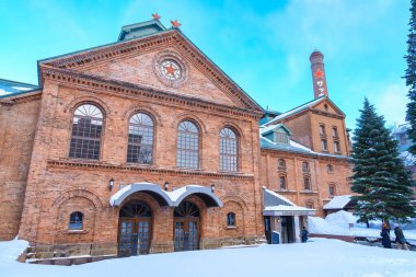 Kar mevsiminde Sapporo Bira Müzesi. Japonya 'nın Hokkaido şehrinde önemli ve popüler bir yer. Seyahat ve Tatil kavramı