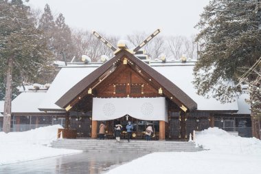 Hokkaido Jingu Tapınağı kış mevsiminde Kar ile Japon Budizm Tapınağı. Japonya 'nın Hokkaido şehrinde önemli ve popüler bir yer. Seyahat ve Tatil kavramları